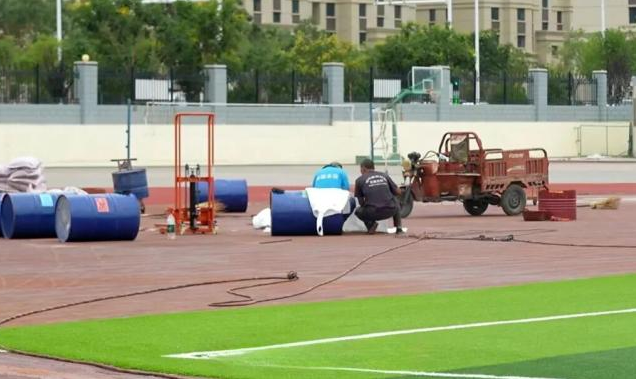 講述前輩故事學生們聚精會神地聽著目光中充滿了對英雄的敬仰