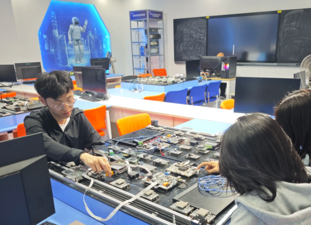 數(shù)字賦能教育交融的浪潮中唯有堅守培育全面發(fā)展的人這一初心