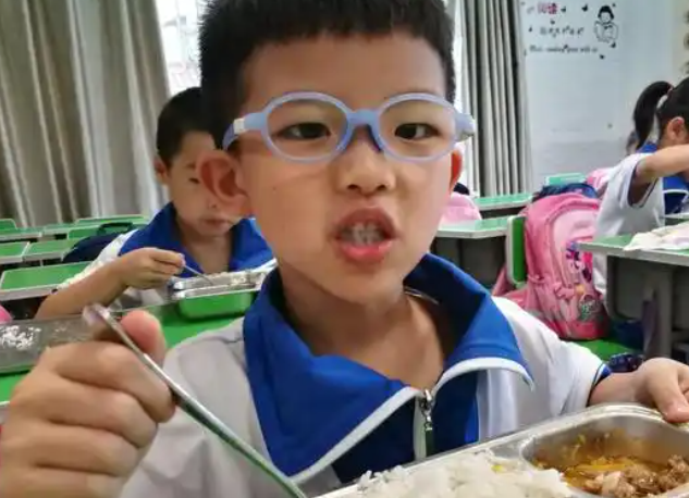 重教傳統推動全社會進一步構成關心保護與尊重教師的良好氛圍