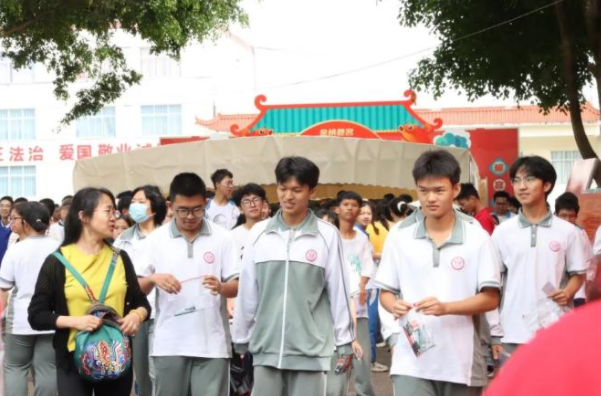 綜合進程中著力破解限制教育高質量發展的難點痛點和堵點問題