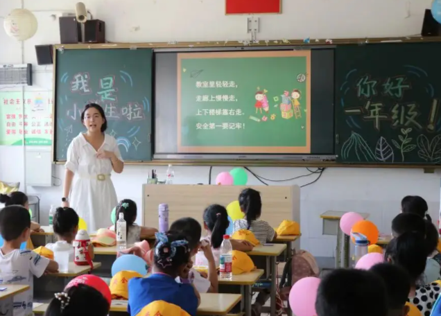 一年級新生在老師帶領下以做游戲的方式敞開了嶄新的校園生活