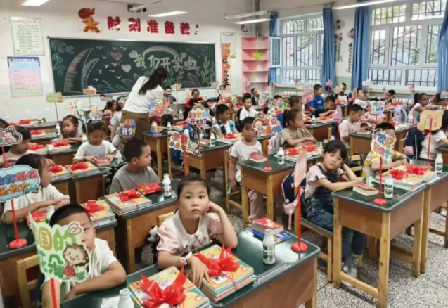 一年級新生在老師帶領下以做游戲的方式敞開了嶄新的校園生活