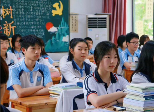 實(shí)施中考高考?xì)w納變革構(gòu)建有利于學(xué)生健康成長的人才培養(yǎng)系統(tǒng) 實(shí)施中考高考?xì)w納變革構(gòu)建有利于學(xué)生健康成長的人才培養(yǎng)系統(tǒng)