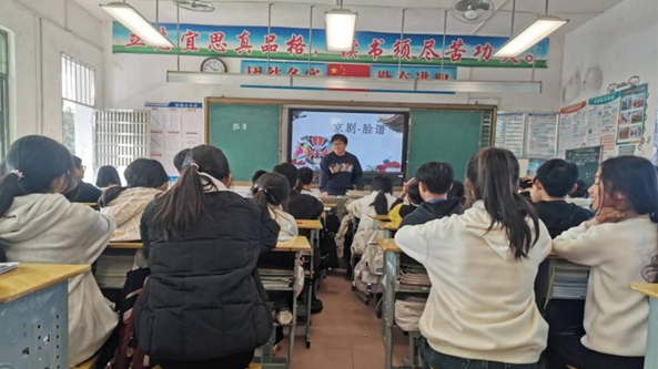 專業成長的環境讓教師可以在縣中這個崗位上更好發揮他的聰明才智