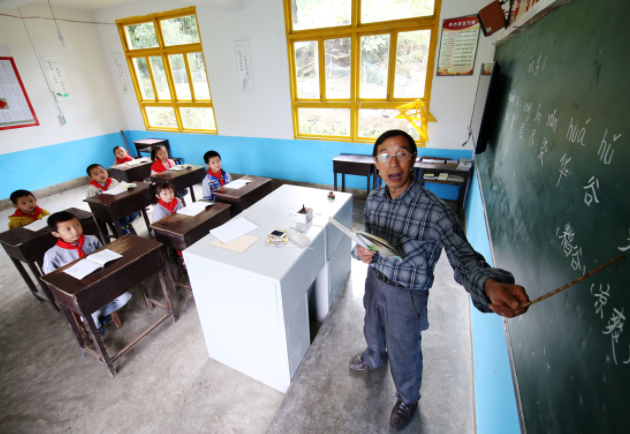 繼續(xù)加快邊遠艱苦地區(qū)村莊學校教師周轉(zhuǎn)宿舍建設完善以公租房