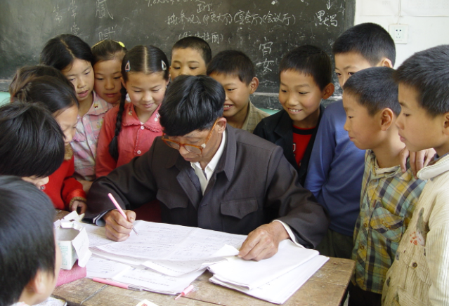 繼續(xù)加快邊遠艱苦地區(qū)村莊學校教師周轉(zhuǎn)宿舍建設完善以公租房