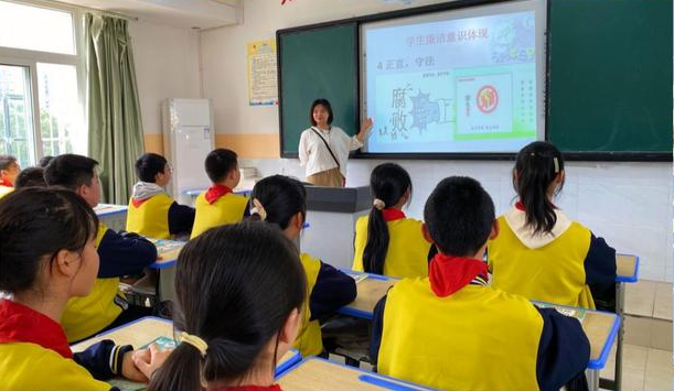 讓校園充溢陽光花香讓英勇的生命之花在時間的枝頭開放美的希冀