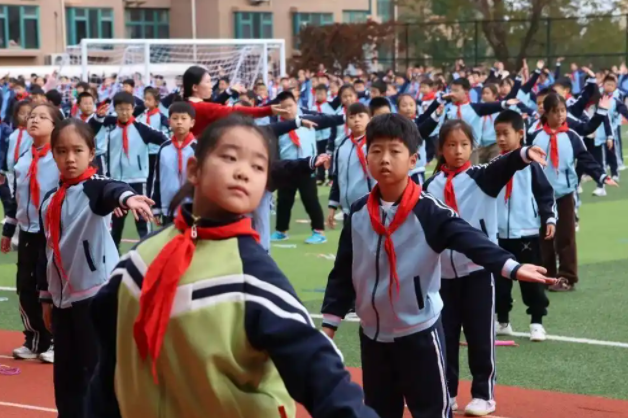 學(xué)生課堂上的專心投入文明有序生動展現(xiàn)了校園養(yǎng)成教育的育人成效