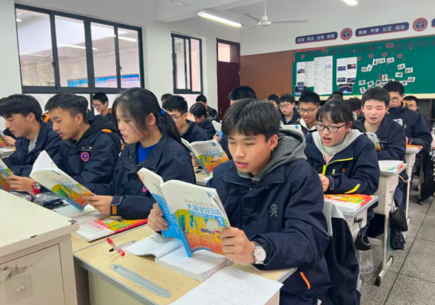 減輕課業負擔促進學生全面發展研討會采用人機協同議課形式 減輕課業負擔促進學生全面發展研討會采用人機協同議課形式