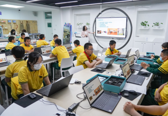 耐心交流解說科創教育對孩子歸納才能創新思維培養的重要性