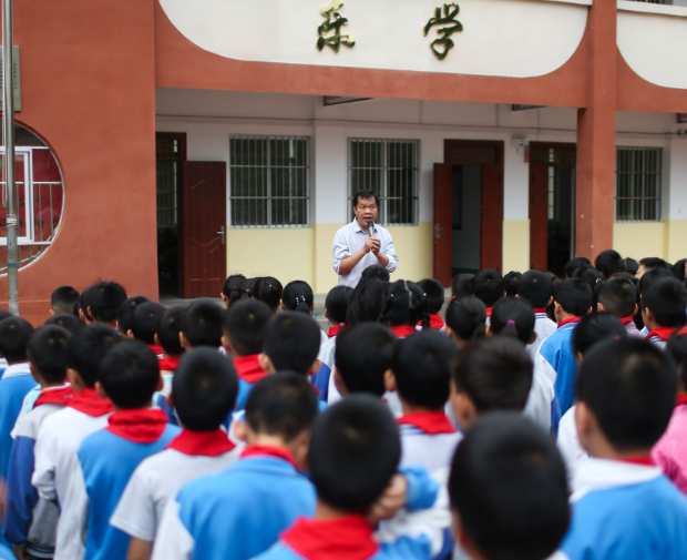 優(yōu)質(zhì)師資向鄉(xiāng)村學校薄弱學校流動有效緩解師資短缺情況