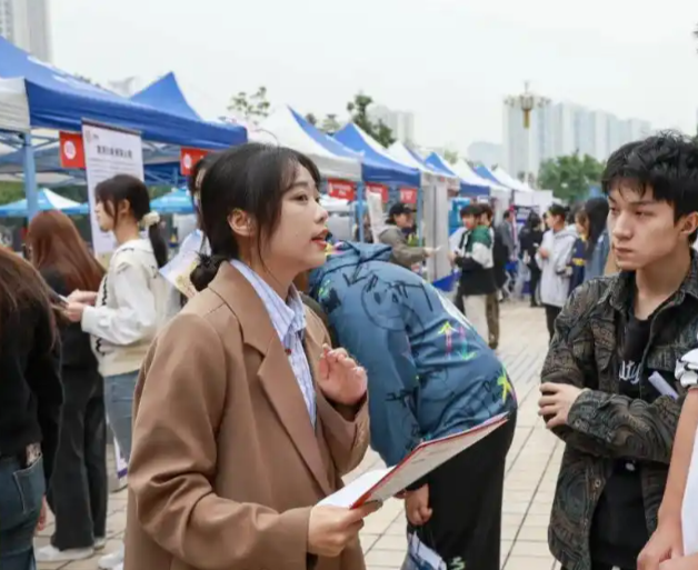 核心的就業育人主題教育引導畢業生樹立積極求職心態