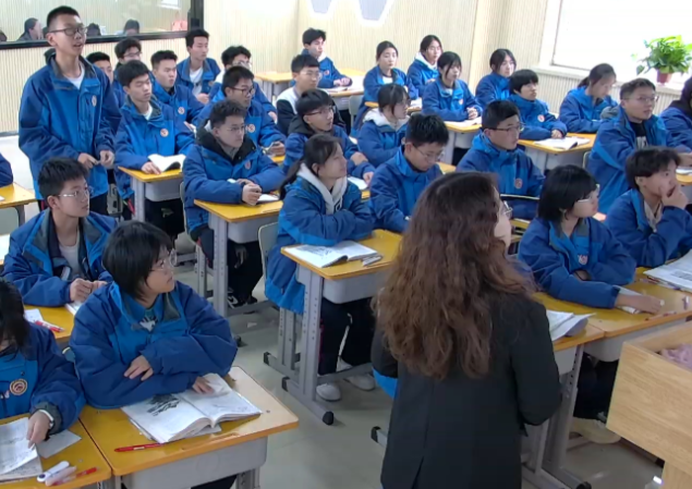 學子的身影正以理想為帆以知識為槳匯入奔涌的年代浪潮