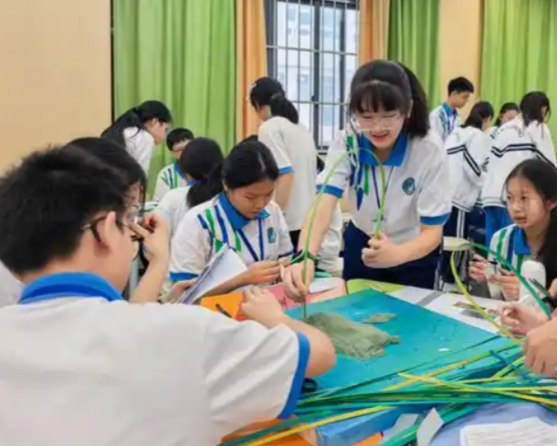 課后服務為載體豐厚課程供應讓學生在多元體驗中全面發展 課后服務為載體豐厚課程供應讓學生在多元體驗中全面發展