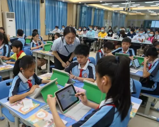 數據洞察對課程內容教育方法和評估系統進行系統性優化